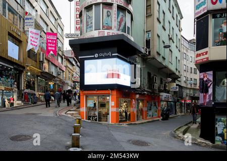 ISTANBUL, TÜRKEI - Januar 2022: Blick auf die Straßen von Istanbul voller Geschäfte Stockfoto