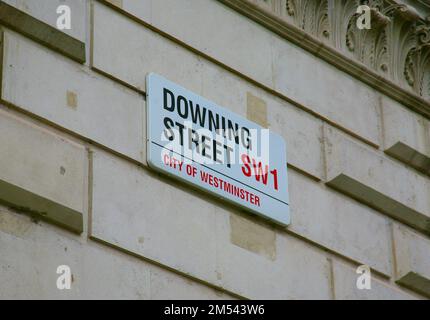 Ein Straßenschild an der Ecke Downing Street, City of Westminster, London, Großbritannien, Europa Stockfoto