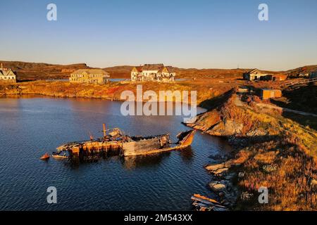 Alte kaputte Fischerboote im Wasser am Ufer. Stockfoto