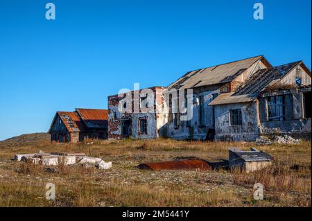 Ein altes verlassenes Haus auf dem Feld, Nahaufnahme. Stockfoto