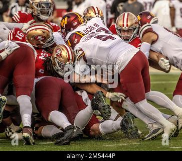 Santa Clara, Kalifornien, USA. 24. Dezember 2022. Der Quarterback Taylor Heinicke (4) der Washington Commanders hat am Samstag, den 24. Dezember 2022, den Quarterback-Sneak im Levis Stadium in Santa Clara, Kalifornien, nicht absolviert. Die 49ers besiegten die Commanders 37-20. (Kreditbild: © Al Golub/ZUMA Press Wire) Stockfoto