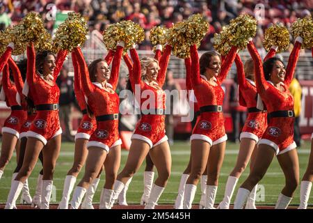 Santa Clara, Kalifornien, USA. 24. Dezember 2022. Cheerleader tragen am Samstag, den 24. Dezember 2022, Weihnachtskleidung im Levis Stadium in Santa Clara, Kalifornien. Die 49ers besiegten die Commanders 37-20. (Kreditbild: © Al Golub/ZUMA Press Wire) Stockfoto