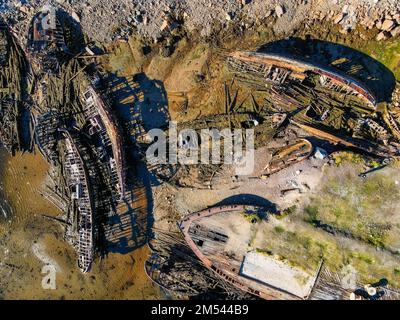 Schiffsfriedhof an der Küste der Barentssee in Teriberka. Stockfoto