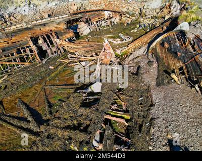 Schiffsfriedhof an der Küste der Barentssee in Teriberka. Stockfoto