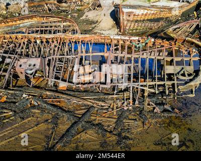 Schiffsfriedhof an der Küste der Barentssee in Teriberka. Stockfoto