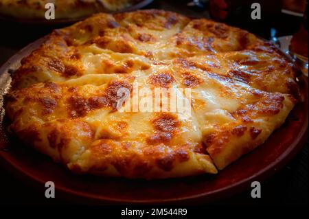 Nahaufnahme von frischem Ossetierkuchen mit Doppelkäse Stockfoto