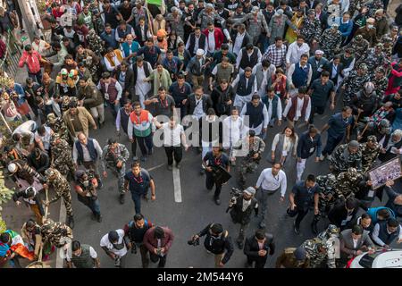 Neu-Delhi, Indien. 24. Dezember 2022. Indiens größte Opposition, der Parteiführer Rahul Gandhi im indischen Nationalkongress, geht mit seinen Anhängern an einem laufenden Bharat Jodo Yatra (Unite India March) in Neu-Delhi, Indien, am 24. Dezember 2022 Teil. (Foto: Mohsin Javed/Pacific Press) Kredit: Pacific Press Media Production Corp./Alamy Live News Stockfoto