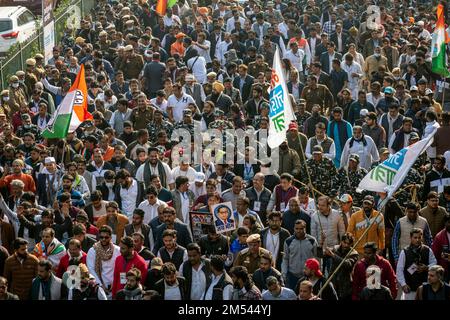 Neu-Delhi, Indien. 24. Dezember 2022. Indiens größte Opposition, der Parteiführer Rahul Gandhi im indischen Nationalkongress, geht mit seinen Anhängern an einem laufenden Bharat Jodo Yatra (Unite India March) in Neu-Delhi, Indien, am 24. Dezember 2022 Teil. (Foto: Mohsin Javed/Pacific Press) Kredit: Pacific Press Media Production Corp./Alamy Live News Stockfoto