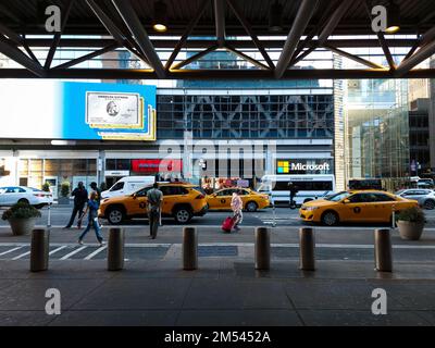 Eine malerische Aufnahme eines geschäftigen Tages am Port Authority Bus Terminal, W 42. Street, New York Stockfoto