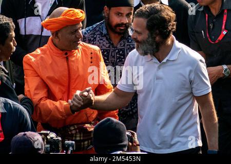 New Delhi, Delhi, Indien. 24. Dezember 2022. Indiens größte Opposition, der Parteiführer Rahul Gandhi im indischen Nationalkongress, geht mit seinen Anhängern an einem laufenden Bharat Jodo Yatra (Unite India March) in Neu-Delhi, Indien, am 24. Dezember 2022 Teil. (Kreditbild: © Mohsin Javed/Pacific Press via ZUMA Press Wire) Stockfoto