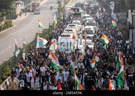 New Delhi, Delhi, Indien. 24. Dezember 2022. Indiens größte Opposition, der Parteiführer Rahul Gandhi im indischen Nationalkongress, geht mit seinen Anhängern an einem laufenden Bharat Jodo Yatra (Unite India March) in Neu-Delhi, Indien, am 24. Dezember 2022 Teil. (Kreditbild: © Mohsin Javed/Pacific Press via ZUMA Press Wire) Stockfoto