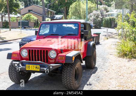 Jeep Wrangler Sport Made in 2000 in Red, parkt in Sydney, NSW, Australien mit fetten Geländereifen 4x4 Stockfoto