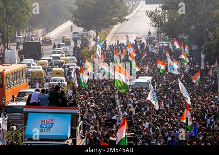 New Delhi, Delhi, Indien. 24. Dezember 2022. Indiens größte Opposition, der Parteiführer Rahul Gandhi im indischen Nationalkongress, geht mit seinen Anhängern an einem laufenden Bharat Jodo Yatra (Unite India March) in Neu-Delhi, Indien, am 24. Dezember 2022 Teil. (Kreditbild: © Mohsin Javed/Pacific Press via ZUMA Press Wire) Stockfoto