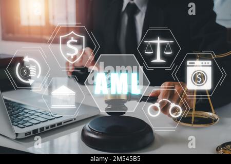 AML, Anti Money Laundering Financial Bank Business Concept, männlicher Richter in einem Gerichtssaal mit AML Anti Money Laundering Symbol auf dem VR-Bildschirm. Stockfoto