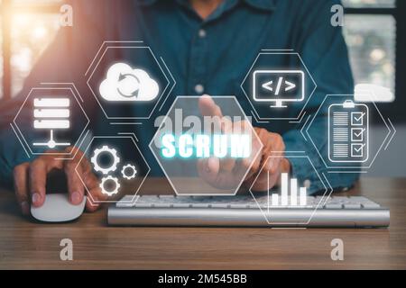 SCRUM, man Hand mit Laptop-Computer und SCRUM-Symbol auf VR-Bildschirm, agile Entwicklungsmethodik. Stockfoto