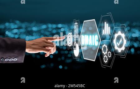 DMAIC ist ein Akronym für Definieren, Messen, Analysieren, Optimieren und Kontrollieren des Konzepts, wobei der Geschäftsmann per Hand das DMAIC-Symbol auf dem virtuellen Bildschirm berührt. Stockfoto