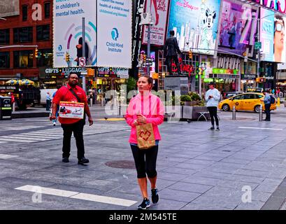 Tourist- und Hop-on-Hop-off-Pass-Anbieter am Times Square Stockfoto