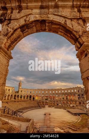 Das Pula Amphitheater ist ein absolutes muss bei Sonnenuntergang. Antikes römisches Gebäude, erbaut im 1. Jahrhundert n. Chr. und eines der am besten erhaltenen Gebäude. Verwendet für Stockfoto