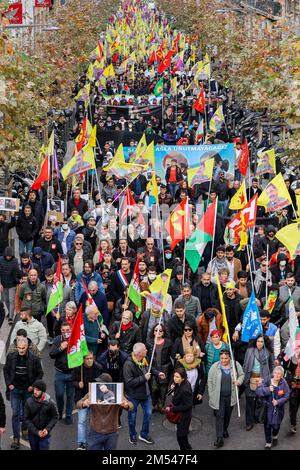 Marseille, Frankreich. 24. Dezember 2022. Demonstranten schwenken während der Demonstration kurdische Flaggen. Nach den Schüssen in der Nähe eines Kurdenzentrums in Paris am Freitag, 23. und dem Tod von drei Menschen wurden mehrere Kundgebungen zur Unterstützung der kurdischen Gemeinde wie diese in Marseille aufgezeichnet. Kredit: SOPA Images Limited/Alamy Live News Stockfoto