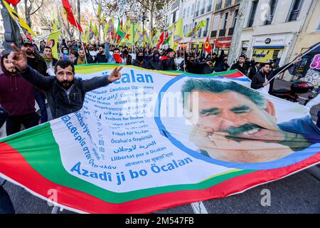 Marseille, Frankreich. 24. Dezember 2022. Demonstranten halten während der Demonstration ein Banner. Nach den Schüssen in der Nähe eines Kurdenzentrums in Paris am Freitag, 23. und dem Tod von drei Menschen wurden mehrere Kundgebungen zur Unterstützung der kurdischen Gemeinde wie diese in Marseille aufgezeichnet. Kredit: SOPA Images Limited/Alamy Live News Stockfoto