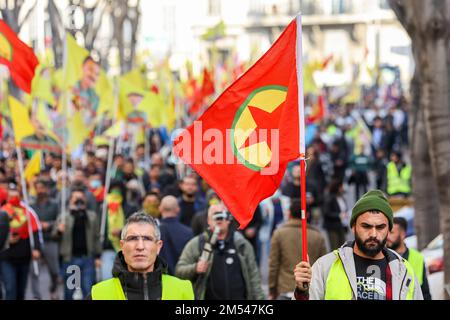 Marseille, Frankreich. 24. Dezember 2022. Demonstranten schwenken während der Demonstration kurdische Flaggen. Nach den Schüssen in der Nähe eines Kurdenzentrums in Paris am Freitag, 23. und dem Tod von drei Menschen wurden mehrere Kundgebungen zur Unterstützung der kurdischen Gemeinde wie diese in Marseille aufgezeichnet. (Foto: Denis Thaust/SOPA Images/Sipa USA) Guthaben: SIPA USA/Alamy Live News Stockfoto