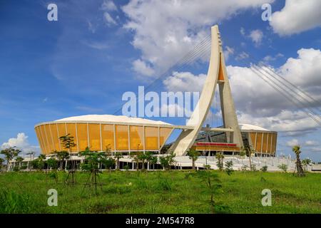 Phnom Penh, Kambodscha - 3. Dezember 2022: Außenansicht des Morodok Techo Nationalstadions in Phnom Penh, Kambodscha. Stockfoto