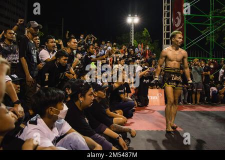 Yern Joker, der berühmte Kämpfer des Fight Club Thailand, sah während des Kampfes im Bangmot Sport Training Center vor dem Publikum spazieren. Aufgrund der Popularität des Fight Club Films im Jahr 1999 begann Fight Club Thailand im Jahr 2016 und machte die Gemeinschaft der Kampfsportenthusiasten über die Facebook-Gruppe, versammelte dann Menschen und hielt den unterirdischen Kampfring. Die Regeln dieses unterirdischen Kampfrings basieren einfach darauf, dass man keine Feinde findet, um Freunde zu finden. Die subtilen Details umfassen: Fordere den Kampf nicht außerhalb des Fight Clubs heraus, Stelle keine Übereinstimmung selbst her, mach dich nicht zum Feind, wenn du willst Stockfoto
