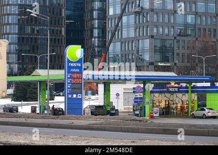 Sankt Petersburg, Russland. 24. Dezember 2022. Die finnische Tankstelle Neste setzt ihre Arbeit in St. Petersburg, am Ufer der Malookhtinskaja. (Foto: Maksim Konstantinov/SOPA Images/Sipa USA) Guthaben: SIPA USA/Alamy Live News Stockfoto