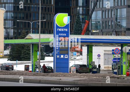 Sankt Petersburg, Russland. 24. Dezember 2022. Die finnische Tankstelle Neste setzt ihre Arbeit in St. Petersburg, am Ufer der Malookhtinskaja. (Foto: Maksim Konstantinov/SOPA Images/Sipa USA) Guthaben: SIPA USA/Alamy Live News Stockfoto