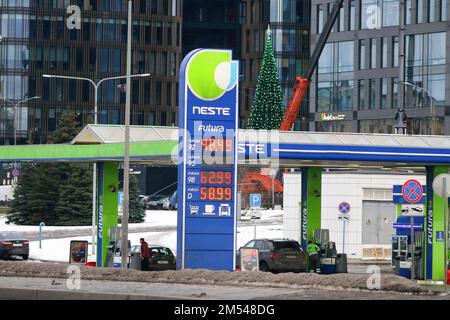 Sankt Petersburg, Russland. 24. Dezember 2022. Die finnische Tankstelle Neste setzt ihre Arbeit in St. Petersburg, am Ufer der Malookhtinskaja. (Foto: Maksim Konstantinov/SOPA Images/Sipa USA) Guthaben: SIPA USA/Alamy Live News Stockfoto