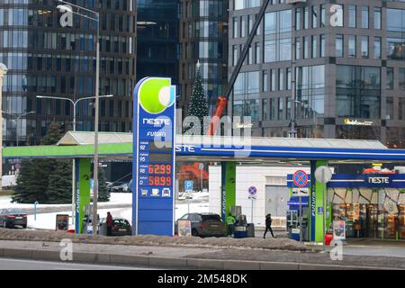 Sankt Petersburg, Russland. 24. Dezember 2022. Die finnische Tankstelle Neste setzt ihre Arbeit in St. Petersburg, am Ufer der Malookhtinskaja. (Foto: Maksim Konstantinov/SOPA Images/Sipa USA) Guthaben: SIPA USA/Alamy Live News Stockfoto