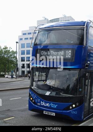 Bluestar UniLink Doppeldeckerbus im Stadtzentrum von Southampton Stockfoto