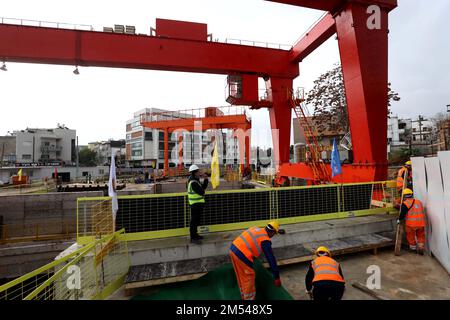 (221226) -- JERUSALEM, 26. Dezember 2022 (Xinhua) -- Bauarbeiter arbeiten am G3.-2. Abschnitt der Stadtbahn Green Line von Tel Aviv in Tel Aviv, Israel, 25. Dezember 2022. Die erste Tunnelbohrmaschine des Stadtbahnabschnitts der Grünen Linie G3-2 von Tel Aviv startete am Sonntag den Tunnelbau und markierte damit eine Meilensteinphase des in China errichteten Projekts zur Verringerung der Verkehrsüberlastung in der israelischen Metropole. Das von der China State Construction Engineering Corporation (CSCEC) durchgeführte Projekt soll 2025 mit einem 5,7 km langen zweispurigen Tunnel, zwei Zugangsabschnitten, einer ununde, abgeschlossen werden Stockfoto