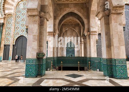 Zugang zum Hamam im Innenhof der Hassan II Moschee, Casablanca, Marokko Stockfoto