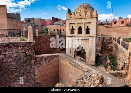 Ruinen von Koubba el-Baadiyn, Koubba Almoravid, Kuppelgebäude aus dem 12. Jahrhundert, Medina, UNESCO-Weltkulturerbe, Marrakesch, Marokko Stockfoto