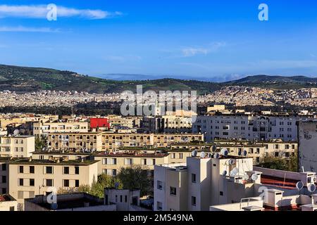 Panoramablick über die Häuser zu den umliegenden Hügeln, Meknes Skyline, Blick von oben, Marokko Stockfoto