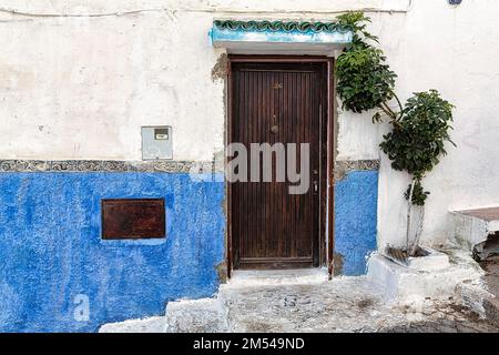 Braune Tür in Blau und Weiß, typische enge Gasse in der Kasbah des Oudaias, Rabat, Rabat-Sale-Kenitra, Marokko Stockfoto