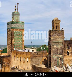 Blick von den Dächern zweier Minarette und der Medersa Bou Inania aus dem 14. Jahrhundert, Fes el Bali, UNESCO-Weltkulturerbe, Fès, Fès-Meknes, Marokko Stockfoto