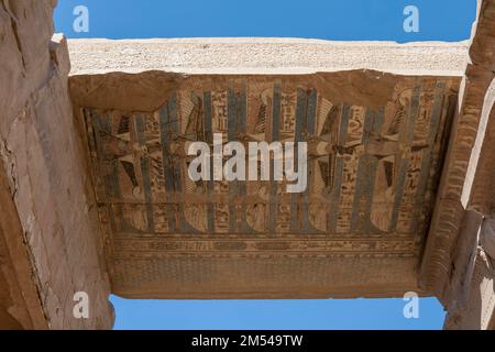 Farbige Reliefs, Gemälde an der Decke, Tempel von Sobek und Haroeris, Doppeltempel von Kom Ombo, Oberägypten, Ägypten Stockfoto