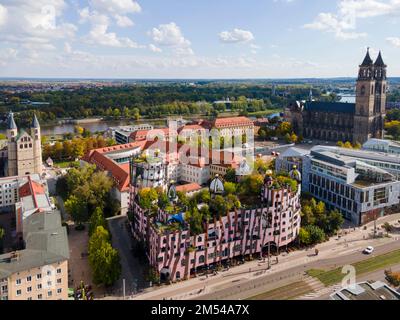 Drohnenschuss, Grüne Zitadelle, Hundertwasser-Haus, Architekt Friedensreich Hundertwasser, Rechte Kathedrale, Linkes Kloster unserer Lieben Frau, Magdeburg Stockfoto