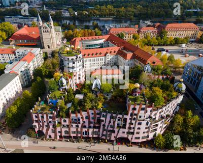 Drohnenschuss, Grüne Zitadelle, Hundertwasser-Haus, Architekt Friedensreich Hundertwasser, Magdeburg, Sachsen-Anhalt, Deutschland Stockfoto