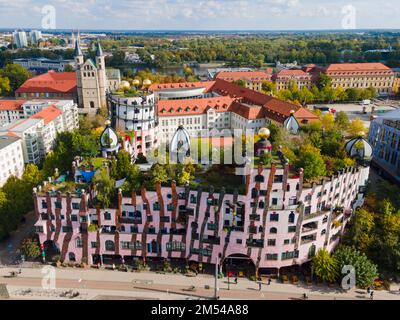 Drohnenschuss, Grüne Zitadelle, Hundertwasser-Haus, Architekt Friedensreich Hundertwasser, Magdeburg, Sachsen-Anhalt, Deutschland Stockfoto