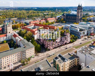 Drohnenschuss, Grüne Zitadelle, Hundertwasser-Haus, Architekt Friedensreich Hundertwasser, Rechte Kathedrale, Linkes Kloster unserer Lieben Frau, Magdeburg Stockfoto