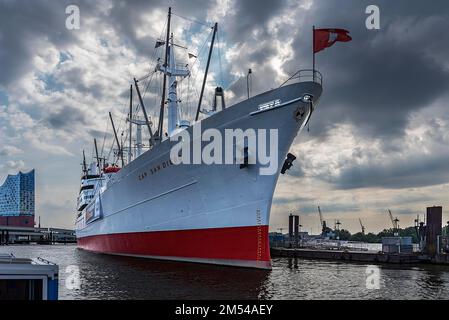 Ehemaliger Frachter Cap San Diego, heute Schiffsmuseum im Hamburger Hafen, mit der Elbphilharmonie auf der linken Seite, Hamburg, Deutschland Stockfoto
