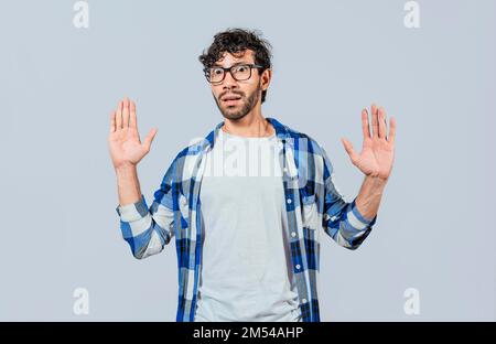 Verängstigter bärtiger Mann mit erhobenen Händen vorne. Verängstigter und entsetzlicher Mann mit erhobenen Handflächen, Mann mit verängstigtem Gesicht und erhobenen Händen. Stockfoto