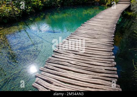 Hölzerne Fußgängerbrücke im Nationalpark Plitvicer Seen, UNESCO-Weltkulturerbe, Kroatien Stockfoto