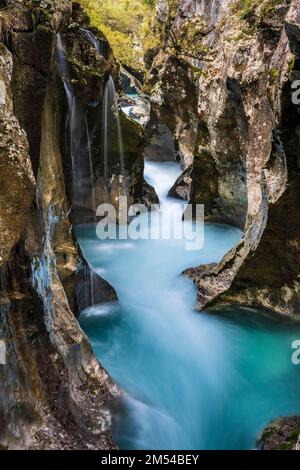 Der Bergfluss Soca fließt durch den engen Canyon, das Soca-Tal, den Triglav-Nationalpark, Bovec, Slowenien Stockfoto