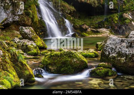 Slap Virje Wasserfall mit mossy Felsen, Gljun River, Soca Valley, Bovec, Triglav National Park, Slowenien Stockfoto