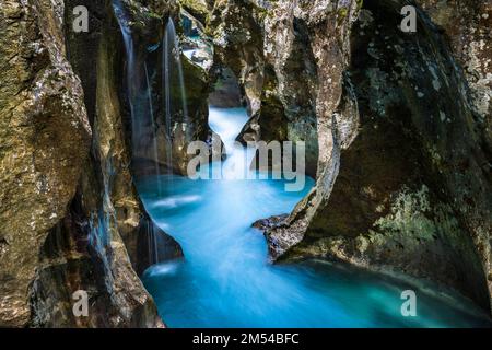 Der Bergfluss Soca fließt durch den engen Canyon, das Soca-Tal, den Triglav-Nationalpark, Bovec, Slowenien Stockfoto