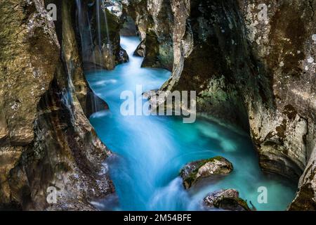 Der Bergfluss Soca fließt durch den engen Canyon, das Soca-Tal, den Triglav-Nationalpark, Bovec, Slowenien Stockfoto